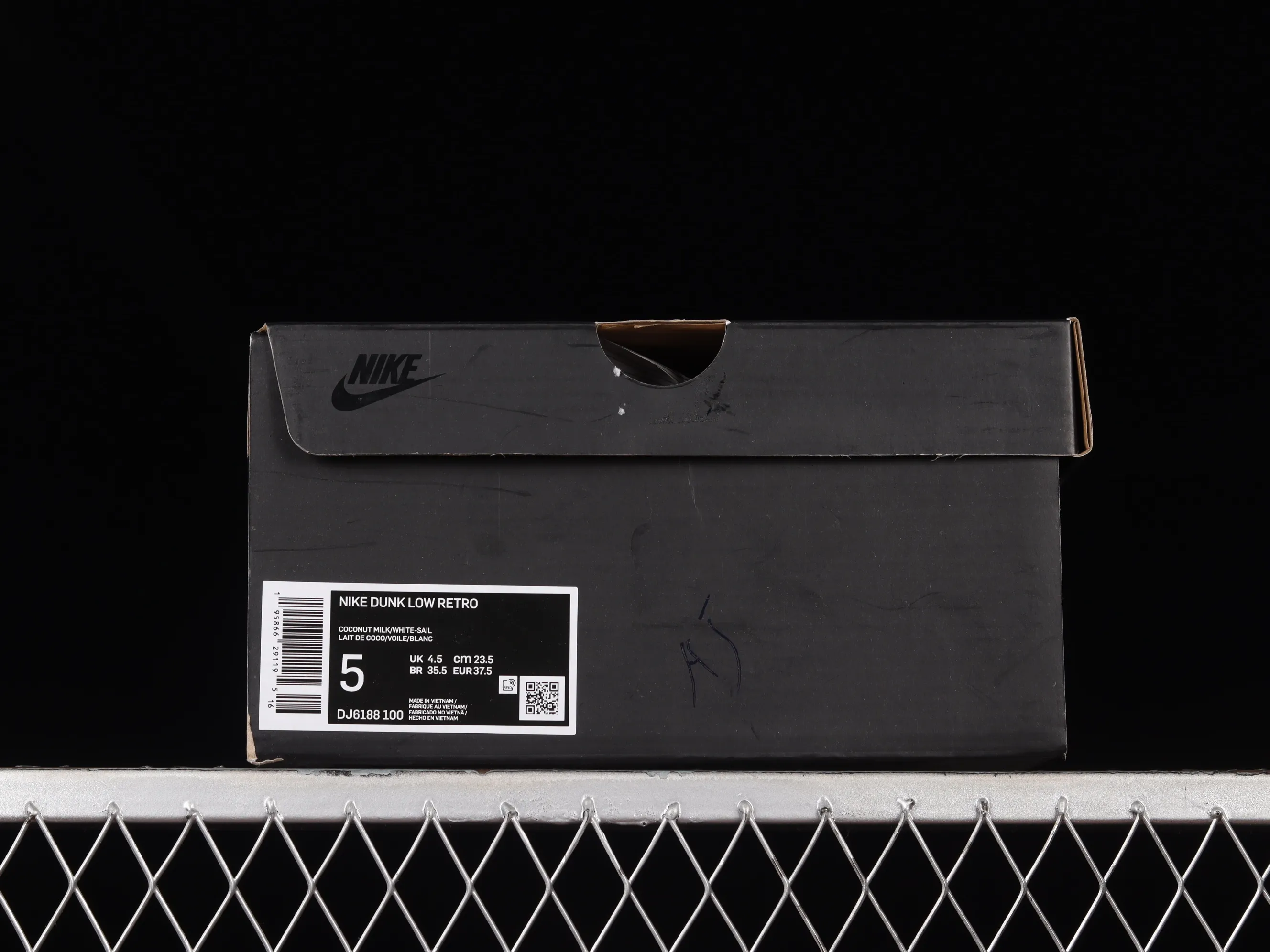 All categories Nk SB Dunk series Nk SB Dunk Low Low-top sneakers Nk Dunk Low Black, white and blue color matching Customized version of deconstructed strap casual sneakers DJ6188-100